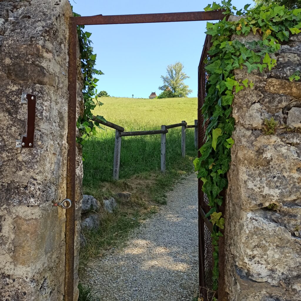 portail ouvert sur un chemin en nature